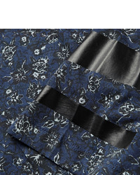 dunkelblaues T-Shirt mit einem Rundhalsausschnitt mit Blumenmuster von McQ