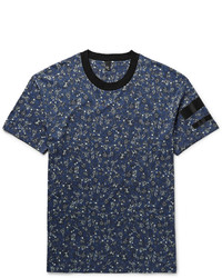 dunkelblaues T-Shirt mit einem Rundhalsausschnitt mit Blumenmuster von McQ