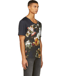 dunkelblaues T-Shirt mit einem Rundhalsausschnitt mit Blumenmuster von Alexander McQueen