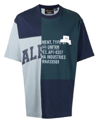dunkelblaues T-Shirt mit einem Rundhalsausschnitt mit Flicken von Alpha Industries