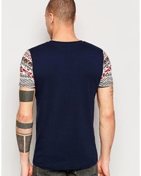 dunkelblaues T-Shirt mit einem Rundhalsausschnitt mit geometrischem Muster von Asos