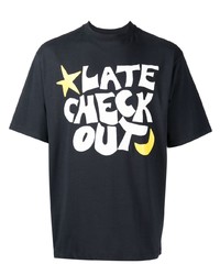 dunkelblaues T-Shirt mit einem Rundhalsausschnitt mit Karomuster von Late Checkout