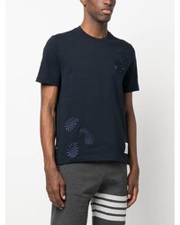 dunkelblaues T-Shirt mit einem Rundhalsausschnitt mit Paisley-Muster von Thom Browne