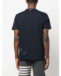 dunkelblaues T-Shirt mit einem Rundhalsausschnitt mit Paisley-Muster von Thom Browne