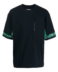 dunkelblaues T-Shirt mit einem Rundhalsausschnitt mit Paisley-Muster von Sacai