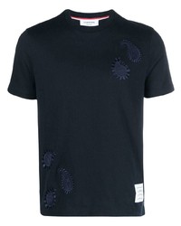dunkelblaues T-Shirt mit einem Rundhalsausschnitt mit Paisley-Muster von Thom Browne