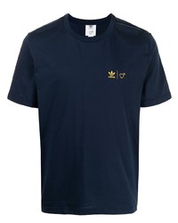 dunkelblaues T-Shirt mit einem Rundhalsausschnitt von adidas