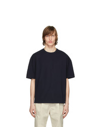 dunkelblaues T-Shirt mit einem Rundhalsausschnitt von Deveaux New York