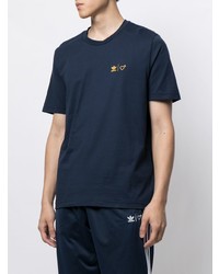 dunkelblaues T-Shirt mit einem Rundhalsausschnitt von adidas