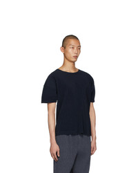 dunkelblaues T-Shirt mit einem Rundhalsausschnitt von Homme Plissé Issey Miyake