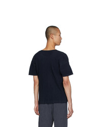 dunkelblaues T-Shirt mit einem Rundhalsausschnitt von Homme Plissé Issey Miyake