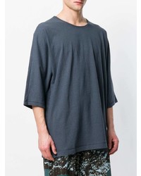 dunkelblaues T-Shirt mit einem Rundhalsausschnitt von Homme Plissé Issey Miyake