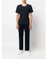 dunkelblaues T-Shirt mit einem Rundhalsausschnitt von Homme Plissé Issey Miyake