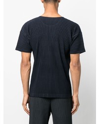 dunkelblaues T-Shirt mit einem Rundhalsausschnitt von Homme Plissé Issey Miyake