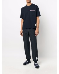 dunkelblaues T-Shirt mit einem Rundhalsausschnitt von Thom Browne