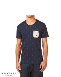 dunkelblaues T-Shirt mit einem V-Ausschnitt mit geometrischen Mustern