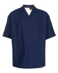 dunkelblaues T-Shirt mit einem V-Ausschnitt von Low Brand