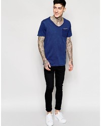 dunkelblaues T-Shirt mit einem V-Ausschnitt von Scotch & Soda