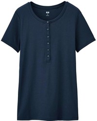 dunkelblaues T-shirt mit einer Knopfleiste