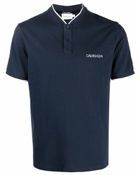 dunkelblaues T-shirt mit einer Knopfleiste von Calvin Klein