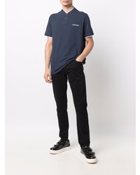 dunkelblaues T-shirt mit einer Knopfleiste von Calvin Klein