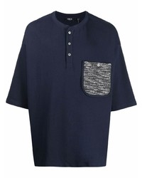 dunkelblaues T-shirt mit einer Knopfleiste von FIVE CM