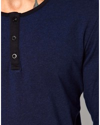 dunkelblaues T-shirt mit einer Knopfleiste von Lee