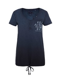dunkelblaues T-shirt mit einer Knopfleiste von SOCCX