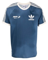 dunkelblaues und weißes bedrucktes T-Shirt mit einem Rundhalsausschnitt von adidas