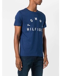 dunkelblaues und weißes bedrucktes T-Shirt mit einem Rundhalsausschnitt von Tommy Hilfiger