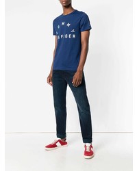 dunkelblaues und weißes bedrucktes T-Shirt mit einem Rundhalsausschnitt von Tommy Hilfiger