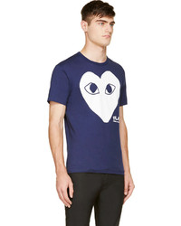 dunkelblaues und weißes bedrucktes T-Shirt mit einem Rundhalsausschnitt von Comme des Garcons