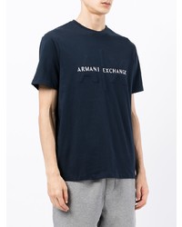 dunkelblaues und weißes bedrucktes T-Shirt mit einem Rundhalsausschnitt von Armani Exchange