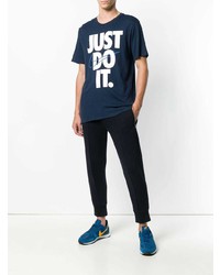 dunkelblaues und weißes bedrucktes T-Shirt mit einem Rundhalsausschnitt von Nike