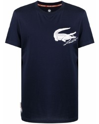 dunkelblaues und weißes bedrucktes T-Shirt mit einem Rundhalsausschnitt von Lacoste