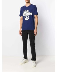 dunkelblaues und weißes bedrucktes T-Shirt mit einem Rundhalsausschnitt von Love Moschino