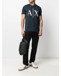 dunkelblaues und weißes bedrucktes T-Shirt mit einem Rundhalsausschnitt von Armani Exchange