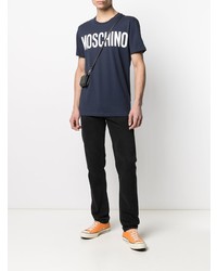 dunkelblaues und weißes bedrucktes T-Shirt mit einem Rundhalsausschnitt von Moschino