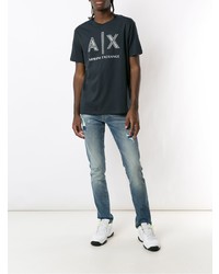 dunkelblaues und weißes bedrucktes T-Shirt mit einem Rundhalsausschnitt von Armani Exchange