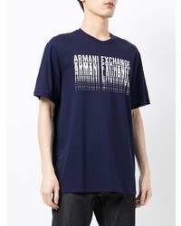 dunkelblaues und weißes bedrucktes T-Shirt mit einem Rundhalsausschnitt von Armani Exchange