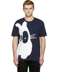 dunkelblaues und weißes bedrucktes T-Shirt mit einem Rundhalsausschnitt von McQ