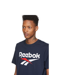 dunkelblaues und weißes bedrucktes T-Shirt mit einem Rundhalsausschnitt von Reebok Classics