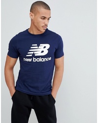 dunkelblaues und weißes bedrucktes T-Shirt mit einem Rundhalsausschnitt von New Balance