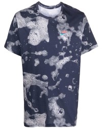 dunkelblaues und weißes bedrucktes T-Shirt mit einem Rundhalsausschnitt von Nike