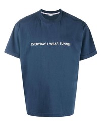 dunkelblaues und weißes bedrucktes T-Shirt mit einem Rundhalsausschnitt von Sunnei