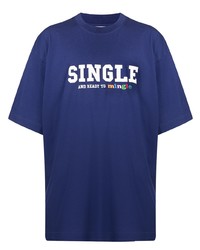 dunkelblaues und weißes bedrucktes T-Shirt mit einem Rundhalsausschnitt von Vetements