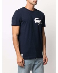 dunkelblaues und weißes bedrucktes T-Shirt mit einem Rundhalsausschnitt von Lacoste