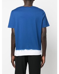 dunkelblaues und weißes Mit Batikmuster T-Shirt mit einem Rundhalsausschnitt von Nick Fouquet
