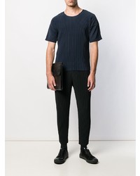 dunkelblaues vertikal gestreiftes T-Shirt mit einem Rundhalsausschnitt von Homme Plissé Issey Miyake