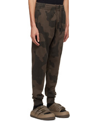 dunkelbraune Camouflage Jogginghose von Études